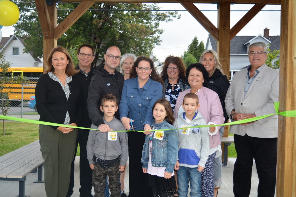 Les dignitaires ont proc&eacute;d&eacute; &agrave; la traditionnelle coupure du ruban. (Photo : Commission scolaire du Lac-Saint-Jean)